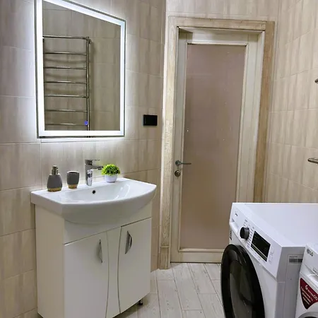 двухкомнатная на 2 этаже в гагарин плаза аркадия Apartment Odesa